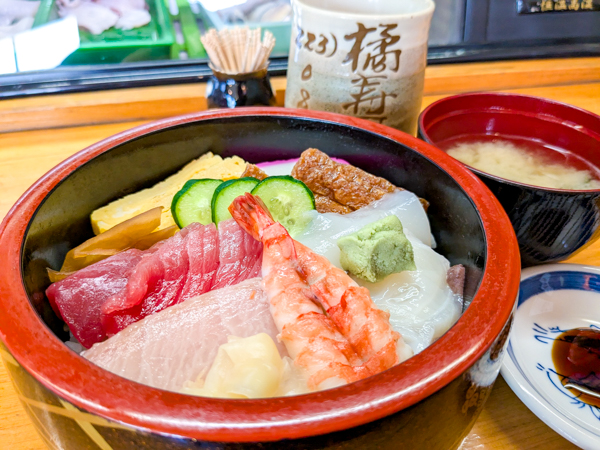 橘寿司支店_ちらし寿司味噌汁付き