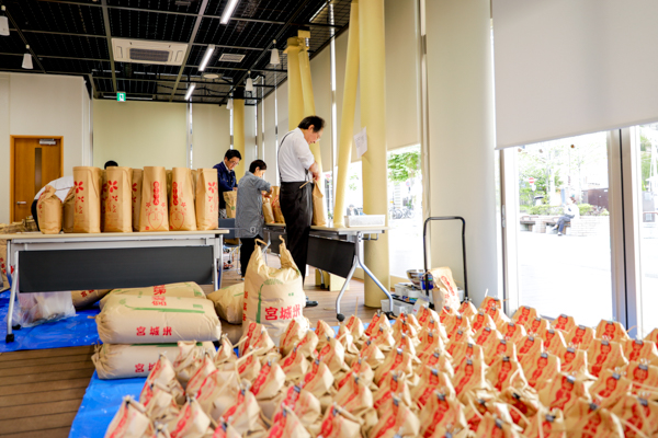 本町ファーム_恋する二人の袋詰めの様子2