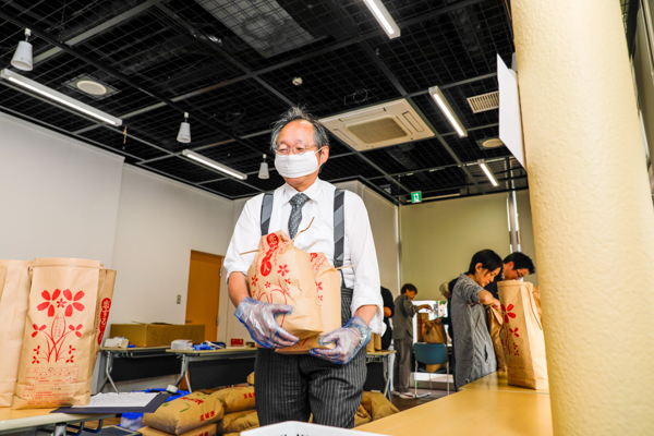 本町ファーム_恋する二人の袋詰めの様子3